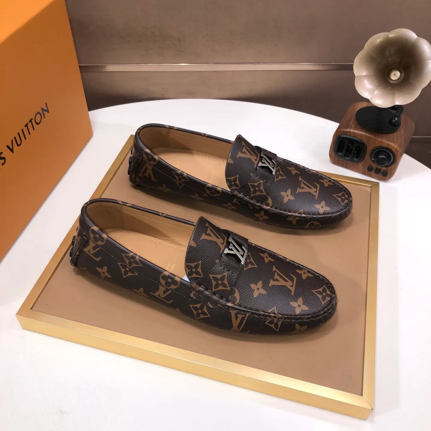 Men's men's shoes 💰420💰 [LV Doudou shoes] (water-dyed cowhide lining) new model is on the market, available on the official website. The new Doudou shoes are processed into single-color materials, and the uppers are made of imported cowhide material. The body of the shoe is fully hemmed with mark thread, and is lined with imported original cowhide leather. The elegant shoe shape is super suitable for all-matching, and the size is 38-44.